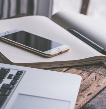 Skærmbeskyttelse er en vigtig del af familiens devices Iphone ligger på åben bog