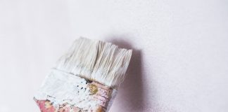 Hvorfor du burde hyre en professionel maler Brugt pensel maler væg hvid