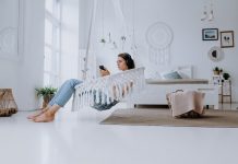 Sådan inkorporerer du en hængestol i dit hjem Dame slapper af i sin hængestol