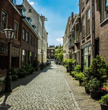 Der er flere fordele ved at bo i en andelsbolig Hyggelig gade med brosten