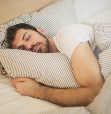 Derfor er det vigtigt med en god dyne Mand sover i sin seng