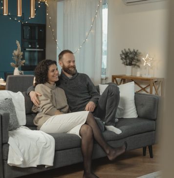 3 tips til at gøre din stue hyggeligere Kærestepar sidder i sofa sammen