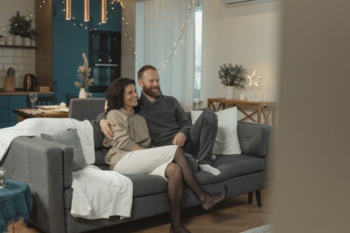 Kærestepar sidder i sofa sammen Kærestepar sidder i sofa sammen