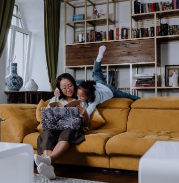 Hvorfor du burde sørge for at alt i dit hjem er ordentligt isoleret Kvinde sidder i sofa med et barn