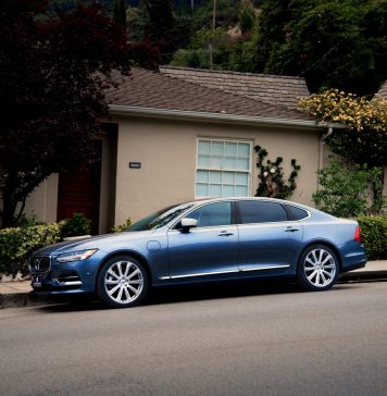 Gør hjemmet klar til din nye elbil Bil holder udenfor bolig