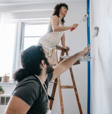Få professionel hjælp når andelsforeningen skal renoveres Mand og kvinde maler væg sammen