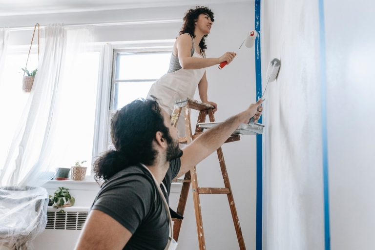 Mand og kvinde maler væg sammen
