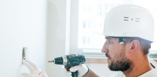 Hvorfor elektriker-priser varierer med 300% mellem naboer – og hvad det fortæller om dit område lokal elektriker